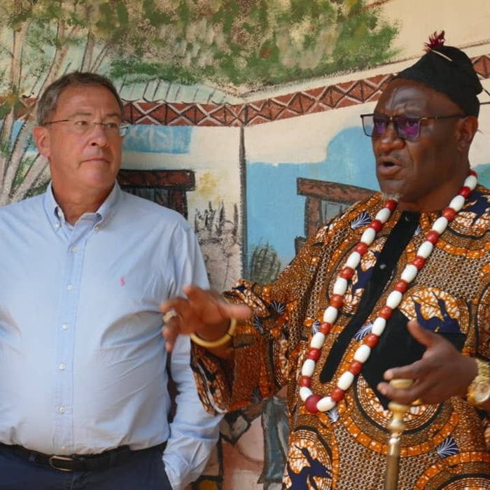 CAMEROUN :: VISITE DE DÉCOUVERTE DE S.E. L'AMBASSADEUR DE LA RÉPUBLIQUE FRANÇAISE AU MUSÉE SUR SITE DE BATOUFAM :: CAMEROON VISITE DE DÉCOUVERTE DE S.E. L'AMBASSADEUR DE LA RÉPUBLIQUE FRANÇAISE AU MUSÉE SUR SITE DE BATOUFAM