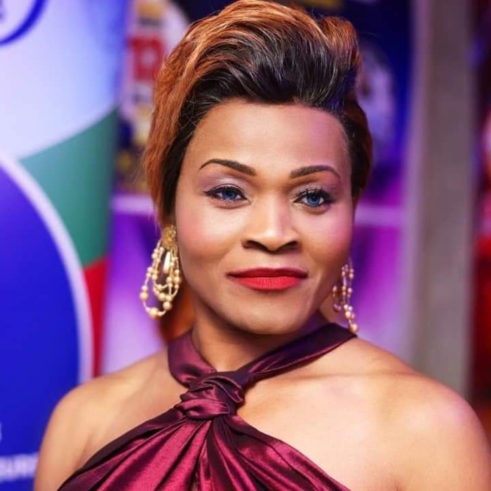 AFRIQUE :: HONNEUR AUX PERSONNELS MÉDICAUX Mme Claire Ntolo rend hommage aux acteurs de la santé, le 25 mai 2 :: AFRICA HONNEUR AUX PERSONNELS MÉDICAUX Mme Claire Ntolo rend hommage aux acteurs de la santé, le 25 mai 2