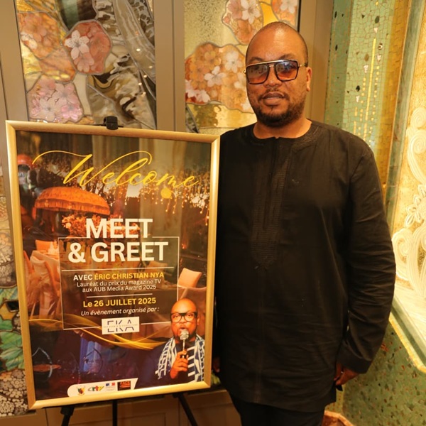 Éric Christian Nya célèbre son prix de Meilleur Magazine TV à Paris