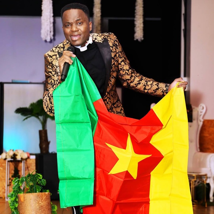 FRANCE :: Etienne BAKABA : le prêtre-artiste qui enflamme Amiens au nom de la paix Etienne BAKABA : le prêtre-artiste qui enflamme Amiens au nom de la paix