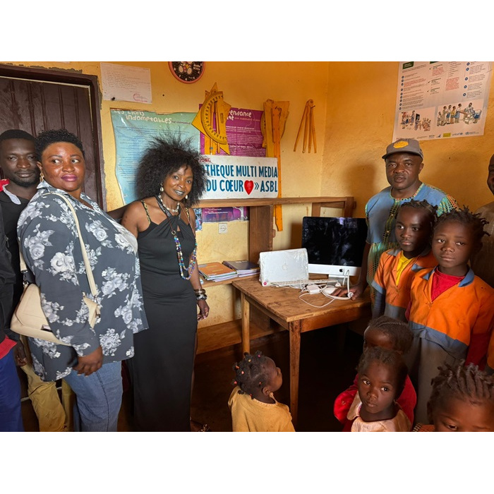 BANSOA : Patricia du Luxembourg met à disposition des écoliers du village, du matériel informatique. BANSOA : Patricia du Luxembourg met à disposition des écoliers du village, du matériel informatique.