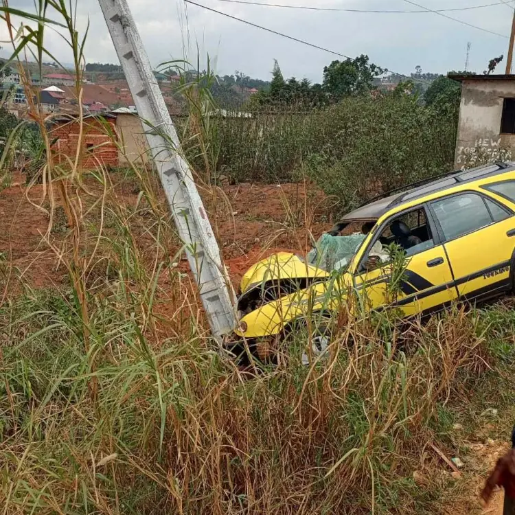 Bamenda : l’électricité fêtée il y a deux semaines détruite par un taxi