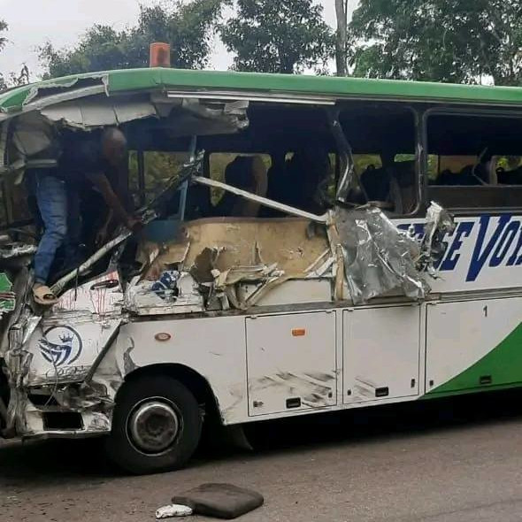 Accident grave sur l’axe Douala-Yaoundé : le chauffeur d’un bus Princesse grièvement blessé