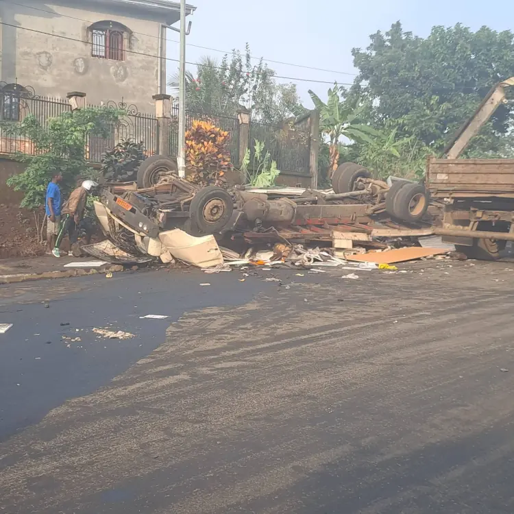 Limbe : Deux policiers meurent dans un accident de camion suspect à Karata