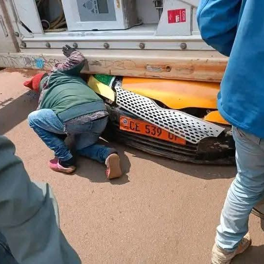 Drame au carrefour MEEC : un conteneur écrase un taxi et fait deux morts à Yaoundé