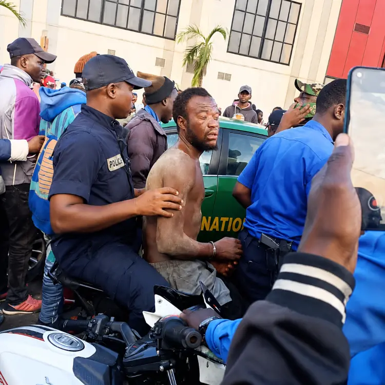 Braquage au Grand Mall Douala : une femme résiste, deux agresseurs arrêtés