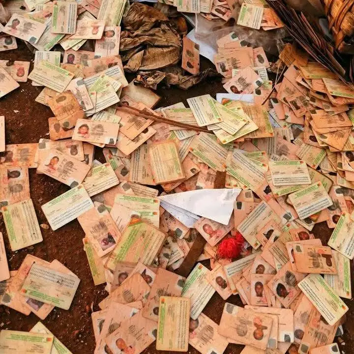 Des milliers de cartes nationales d'identité retrouvées dans les poubelles à Bafoussam