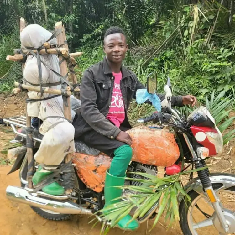 Zones enclavées : le corps attaché à une moto, linceul blanc, faute de route