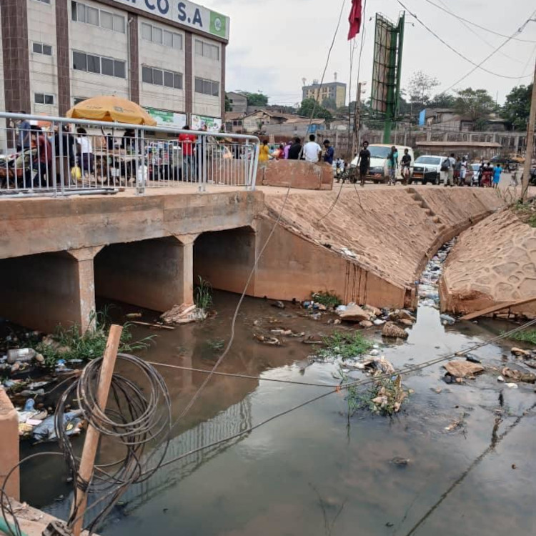 Insalubrité à Yaoundé : le quartier Coron étouffe sous la pollution de son ruisseau