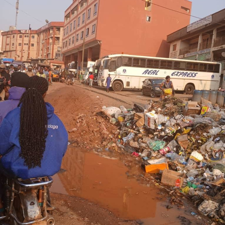 Yaoundé étouffe sous les ordures et les nids-de-poule