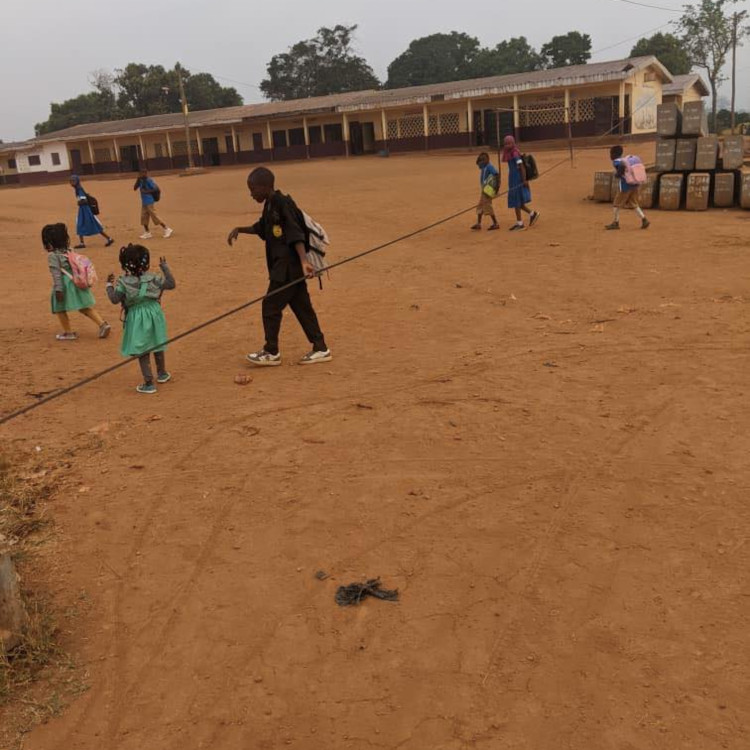 Câble électrique sous tension devant une école à Yaoundé : un danger immédiat