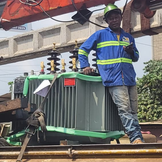 Noël à Buea : ENEO installe des transformateurs après un an d’obscurité
