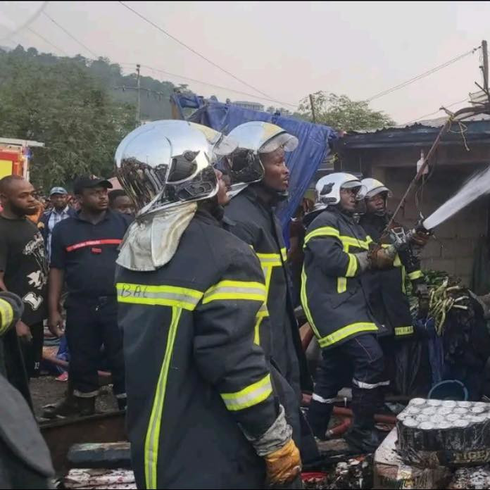 Incendie au marché OIC de Buea : des boutiques ravagées juste avant les fêtes de Noël