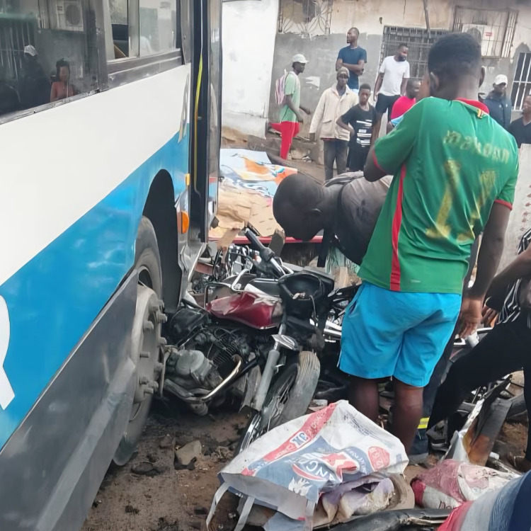 Accident à Douala : un bus Socatur s'encastre dans des commerces à BP Cité