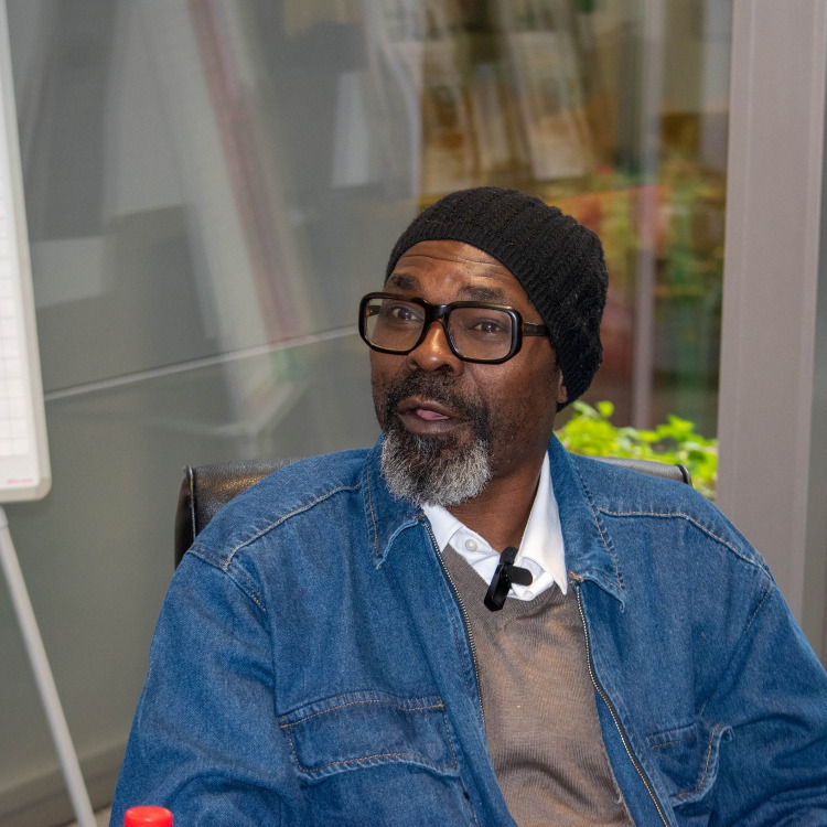 Valsero rend hommage à Anicet Ekanè et critique l'élection 2025