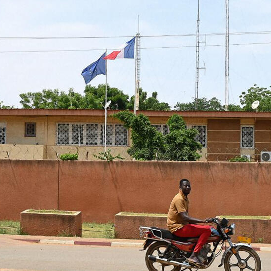 La France ferme son ambassade au Niger : un pas historique dans un divorce diplomatique