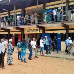 Le Gabon dans l'attente des résultats du premier tour des législatives et des élections locales Le Gabon dans l'attente des résultats du premier tour des législatives et des élections locales