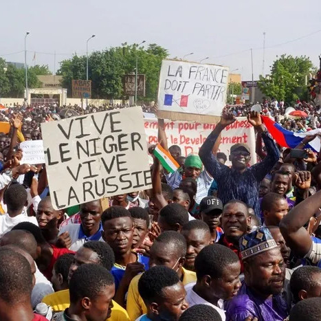 Zinder au Niger célèbre le départ des forces françaises, marquant la souveraineté retrouvée