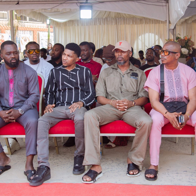 Soutien à Ariel Sheney : Serge Beynaud et des artistes présentent leurs condoléances