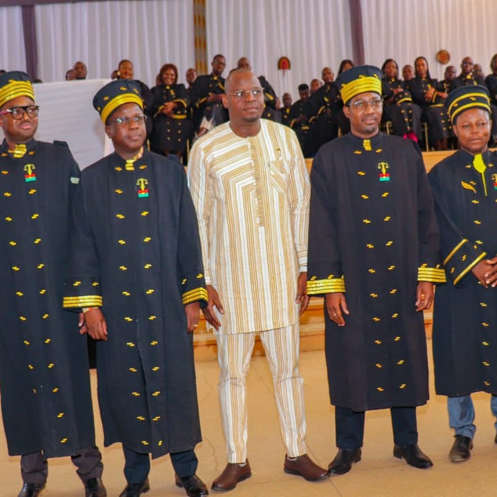 BURKINA FASO :: Les juges abandonnent la toge coloniale pour une tenue en coton local Les juges abandonnent la toge coloniale pour une tenue en coton local