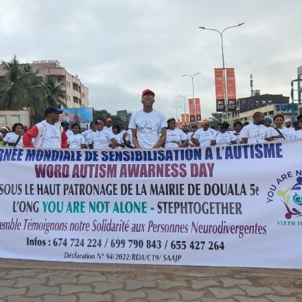 Douala : une mobilisation massive pour la neurodiversité lors de la marche “You Are Not Alone”