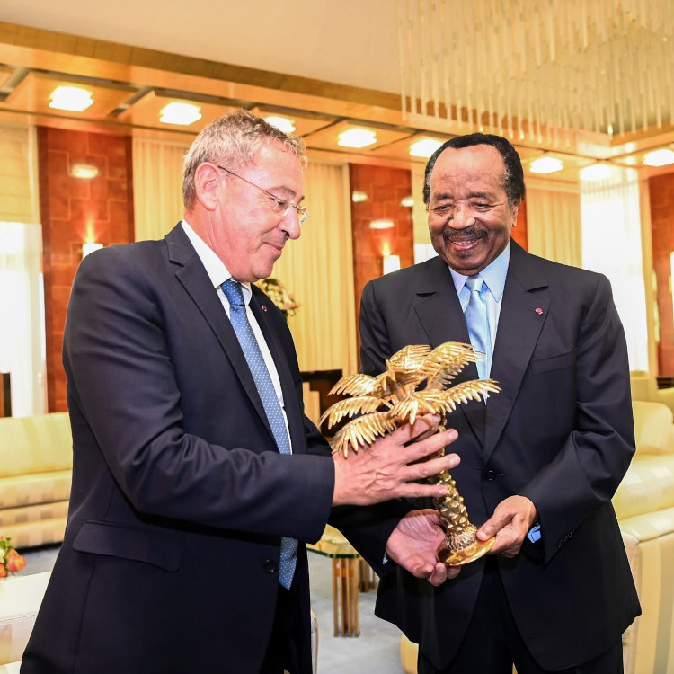 CAMEROUN :: Paul Biya reçoit l'ambassadeur de France Thierry Marchand en entretien à Yaoundé :: CAMEROON Paul Biya reçoit l'ambassadeur de France Thierry Marchand en entretien à Yaoundé