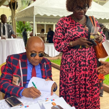 Pr Jean Gatsi, scribe éloquent du Libéralisme Communautaire : Une dédicace Inspirée à Douala