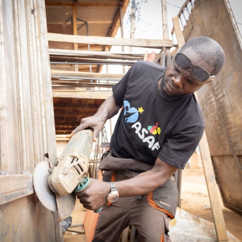 Eran Moas poursuit son action humanitaire auprès des orphelins au Cameroun