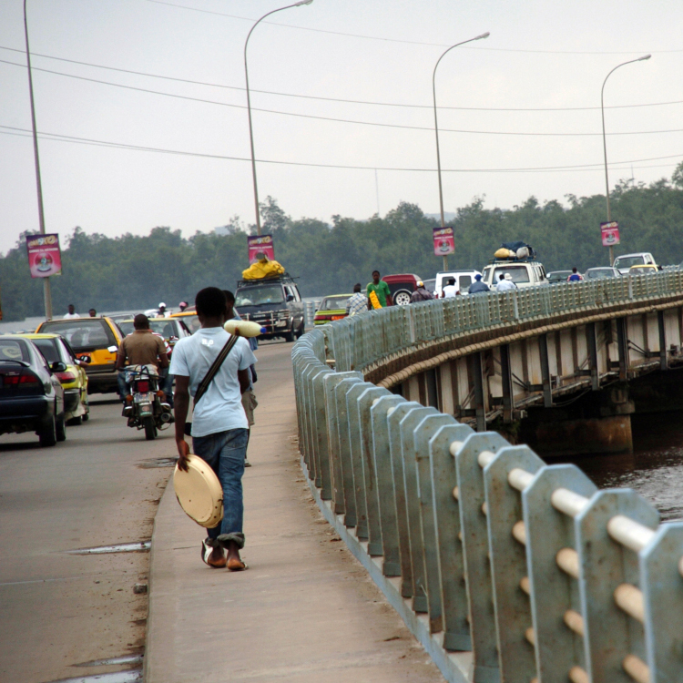 CAMEROUN :: Accident mortel sur le pont du Wouri : Kamago Paul fauché lors d'une vérification de panne :: CAMEROON Accident mortel sur le pont du Wouri : Kamago Paul fauché lors d'une vérification de panne