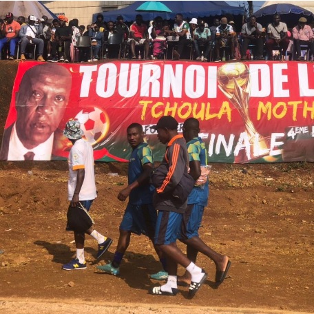 Ambiance chaleureuse, avant le grand match de football