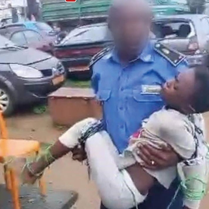 Violence sur enfant au Cameroun : une fillette de 7 ans ligotée et enchaînée :: CAMEROON Violence sur enfant au Cameroun : une fillette de 7 ans ligotée et enchaînée