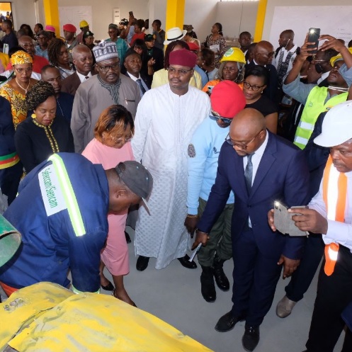 Un atelier de transformation de déchets plastiques en pavés dans un lycée à Douala.