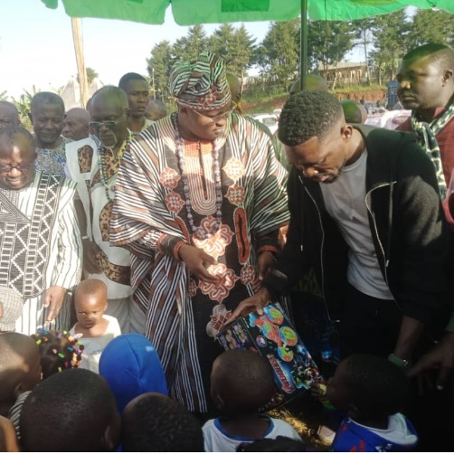 CAMEROUN :: BALENGOU : LE DIGNE FILS NBIENOU KOUADJO STEVEN FAIT FETER LES POPULATIONS AVANT LA FETE :: CAMEROON BALENGOU : LE DIGNE FILS NBIENOU KOUADJO STEVEN FAIT FETER LES POPULATIONS AVANT LA FETE