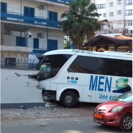 CAMEROUN :: Un bus de l'agence de voyage MEN Travel finit sa course sur le mur du PAM à Yaoundé :: CAMEROON Un bus de l'agence de voyage MEN Travel finit sa course sur le mur du PAM à Yaoundé