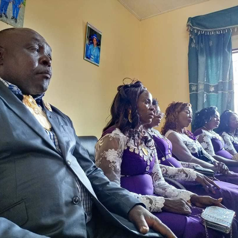 Mariage Insolite  : Un Homme Épouse Cinq Femmes le Même Jour, Adoptant le Régime Polygamique