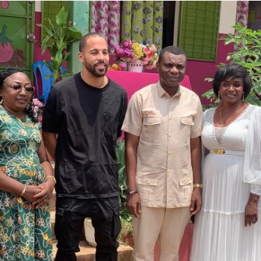 École maternelle de la Cité verte : Devis Epassy visite la clôture construite par ses soins