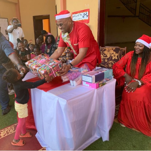 CAMEROUN :: Fêtes de fin d’année : Éric Niat, père Noël :: CAMEROON Fêtes de fin d’année : Éric Niat, père Noël