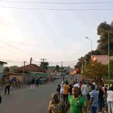 CAMEROUN :: Incendie,Yaoundé: Un camion de l'entreprise Nikel Oil se renverse non loin de la chefferie d'Efoulan :: CAMEROON Incendie,Yaoundé: Un camion de l'entreprise Nikel Oil se renverse non loin de la chefferie d'Efoulan