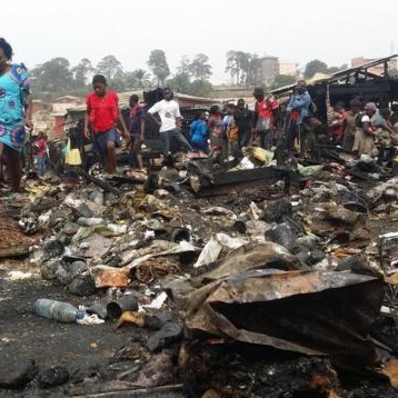 Des dizaines de boutiques ravagées par des flammes au marché principal de Bamenda