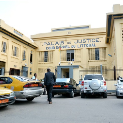 CAMEROUN :: Douala : Sa Majesté Edoube Dikotto cité dans une affaire d'escroquerie foncière :: CAMEROON Douala : Sa Majesté Edoube Dikotto cité dans une affaire d'escroquerie foncière