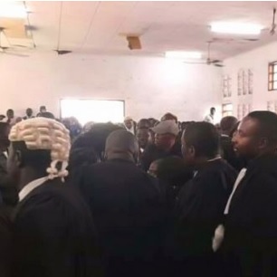 1ère  audience affaire Martinez Zogo : Le tribunal militaire de Yaoundé plein à craquer