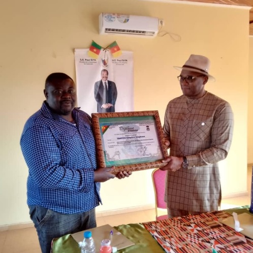 CAMEROUN :: BANGANGTÉ : STEPHANE SIMPLICE TANKEU FAIT CITOYEN D'HONNEUR DE LA VILLE PAR ERIC AIME NIAT :: CAMEROON BANGANGTÉ : STEPHANE SIMPLICE TANKEU FAIT CITOYEN D'HONNEUR DE LA VILLE PAR ERIC AIME NIAT