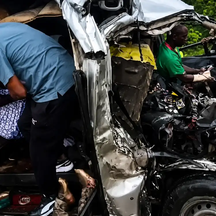 Drame sur la N3 : bus contre camion, 12 morts au Cameroun