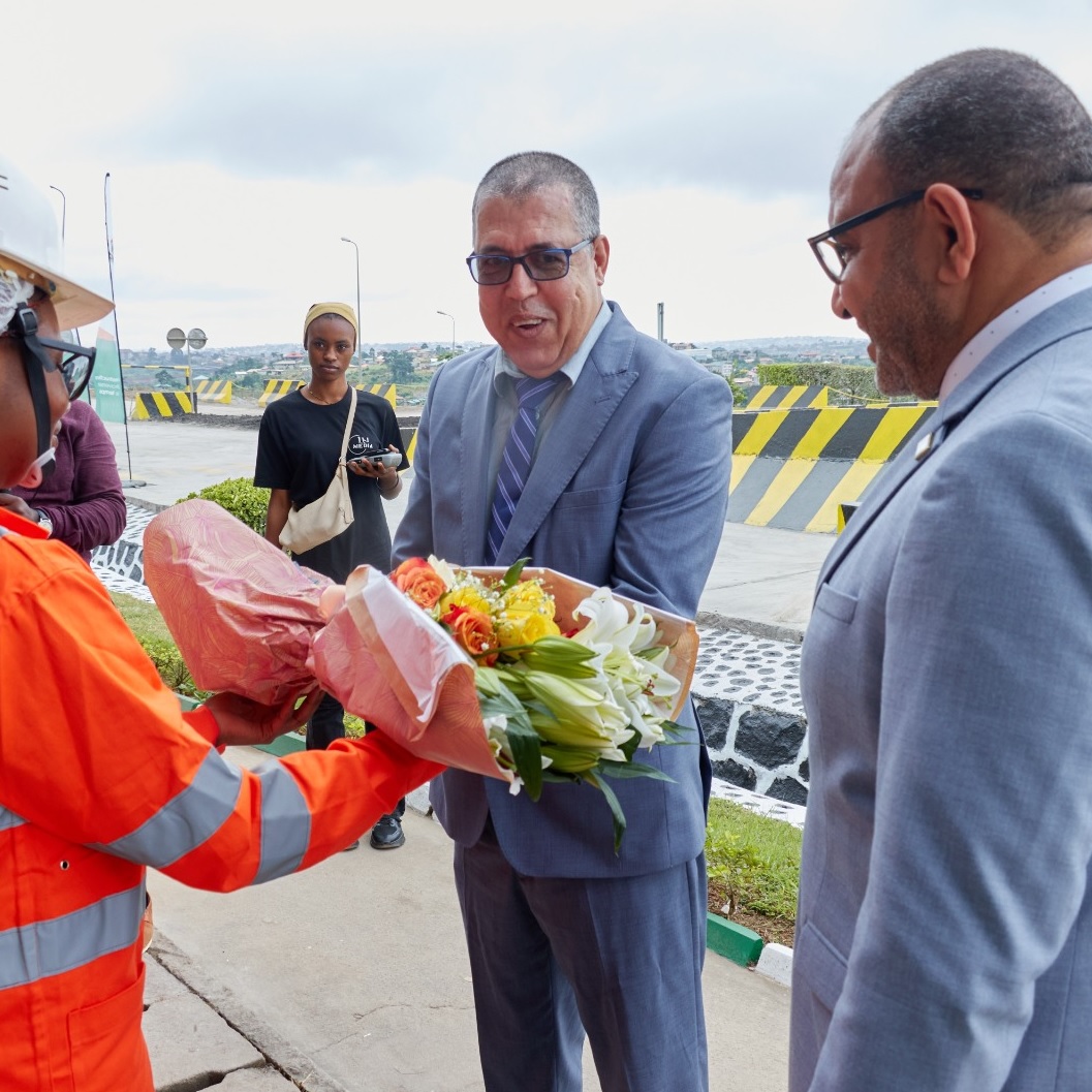 L’Ambassadrice de Suisse et le Consul du Royaume  du Maroc à CIMENCAM Nomayos