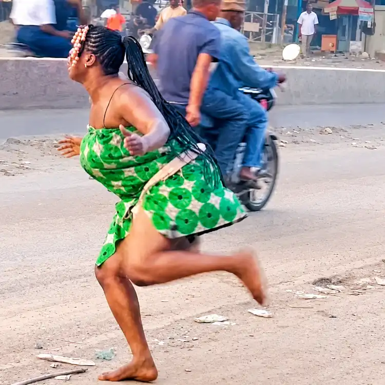 Une femme en transe à Ndokoti : entre réalité et mise en scène, le doute s'installe