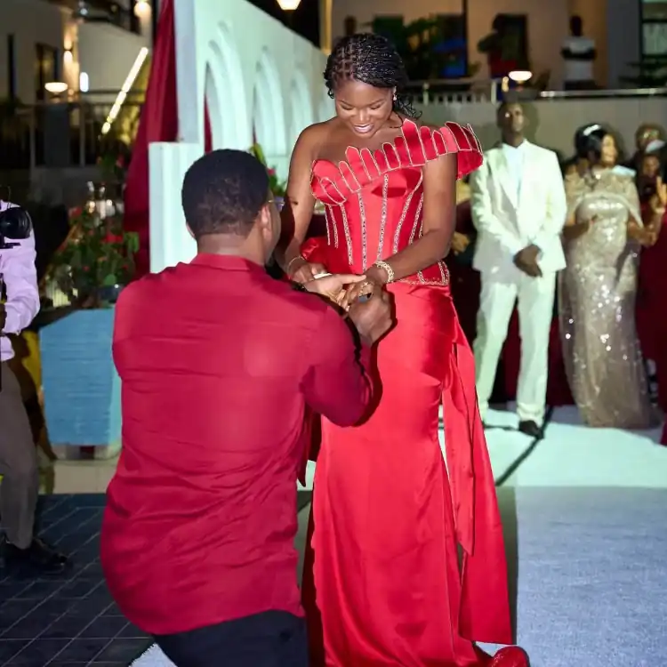 Indira Baboke dit « oui » à Tamsir en plein concert à Douala