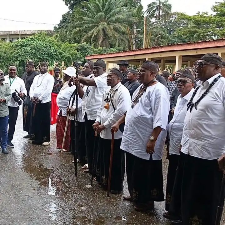Sacre Akwa : le gouverneur et le préfet se contredisent sur Mbanya