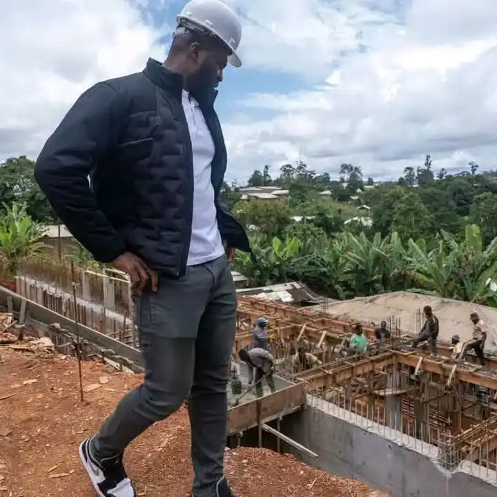 Ngannou construit un hôtel à Batié, son village natal
