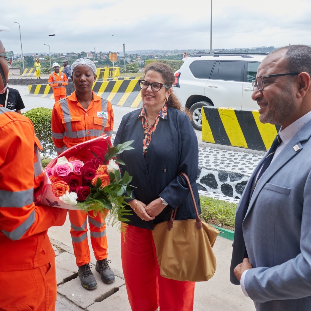 L’Ambassadrice de Suisse et le Consul du Royaume  du Maroc à CIMENCAM Nomayos