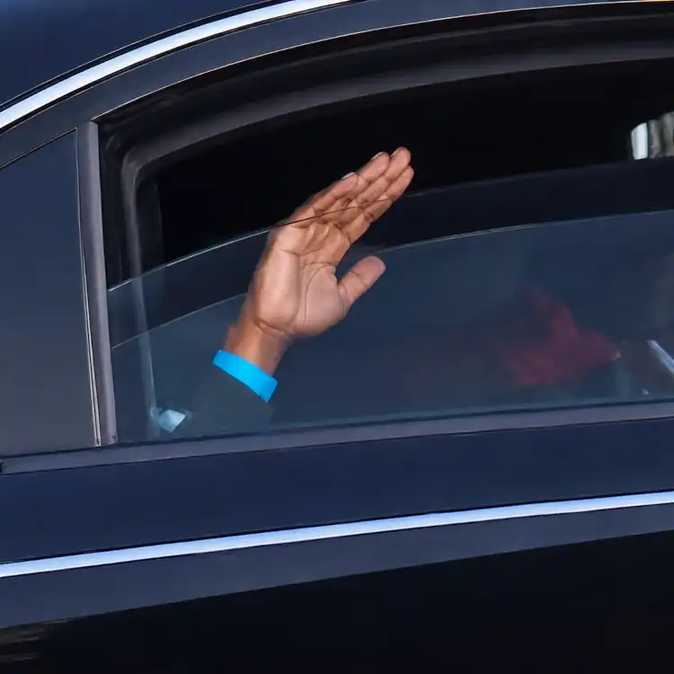 Une main et puis s'en va : le retour présidentiel qui interroge